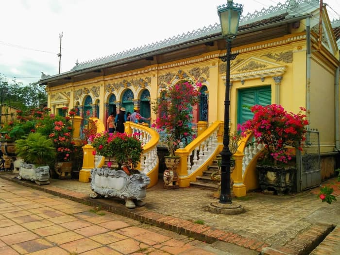 Ngôi nhà cổ tọa lạc tại số 144 đường Bình Thủy, phường Bình Thủy, quận Bình Thủy, thành phố Cần Thơ.