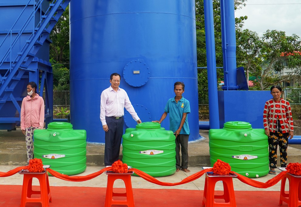Ông Vương Quốc Nam, Phó Chủ tịch UBND tỉnh Sóc Trăng trao tặng bồn chứa nước do Tập đoàn Tân Á Đại Thành gửi tặng người dân trong xã. Ảnh: Kim Anh.