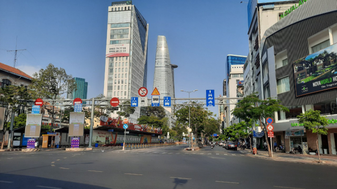 Đường Hàm Nghi nằm ngay trung tâm quận 1 là nơi sôi động bật nhất Sài Gòn, nay vắng vẻ đáng kinh ngạc.