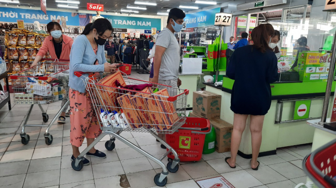 Nơi tập trung đông đúc nhất của người Sài Gòn có lẽ là siêu thị, tuy nhiên khách đến mua cũng vắng hẳn so với thường lệ.