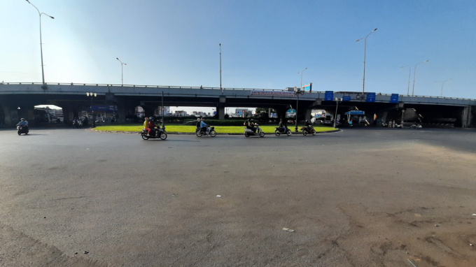 Tại nút giao thông Bình Triệu - Bến xe Miền Đông trong sáng ngày 2/4 chủ yếu phương tiện xe máy qua lại.