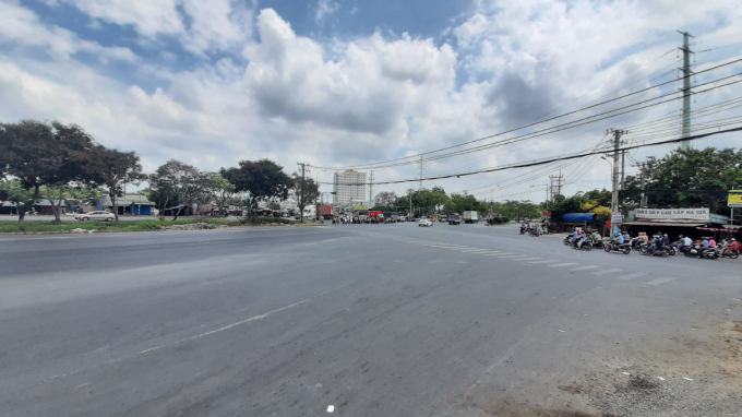 Tại nút giao thông quốc lộ 50 – Nguyễn Văn Linh trưa ngày 2/4 cũng rất ít phương tiện qua lại, chủ yếu là người đi xe máy và xe ô tô chở hàng hóa lưu thông từ hướng miền Tây vào trung tâm thành phố.