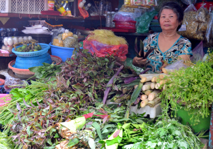 Bà Nguyễn Lan Phương tiểu thương kinh doanh rau rừng tại chợ Vườn Chuối (TP.HCM). Ảnh: Trần Trung.