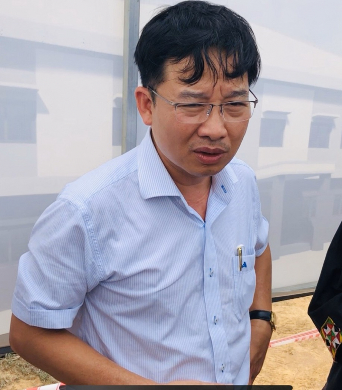 Ông Lê Quang Trung - Phó Giám đốc Sở Y tế Đồng Nai trả lời báo chí tại hiện trường vụ tai nạn. Ảnh: Minh Sáng.
