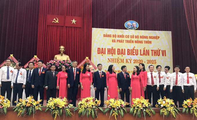 BCH mới và các đại biểu được bầu đi dự Đại hội Đảng bộ TPHCM. Ảnh: Phương Chi.