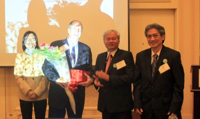 Ông Bob Bauer nhận giải thưởng Trống Đồng Việt Nam năm 2015 tại Mỹ. Ảnh: VINACAS.
