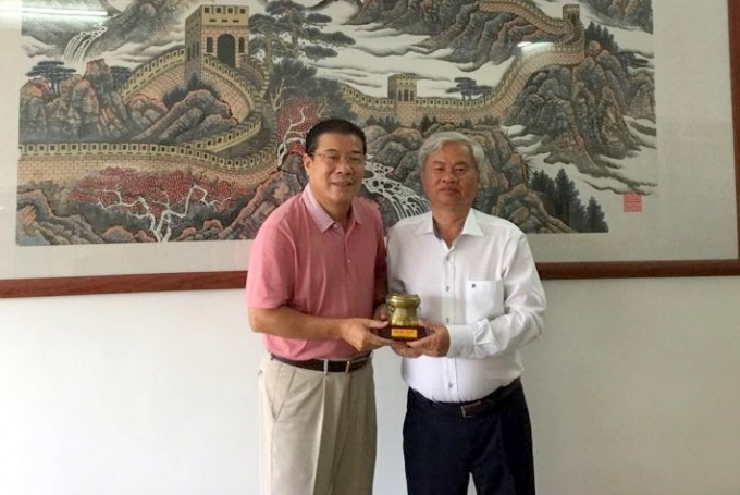 Nguyên Chủ tịch VINACAS Nguyễn Đức Thanh trao tặng ông Đỗ Vĩ Sâm giải thưởng Trống Đồng VINACAS năm 2016. Ảnh: Tanimex-LA.
