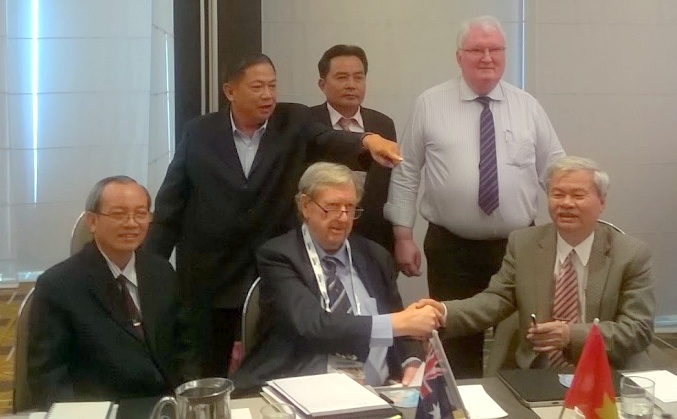 Ông John Waring – cố Chủ tịch MWT Food Australia (ngồi giữa). Ảnh: VINACAS.