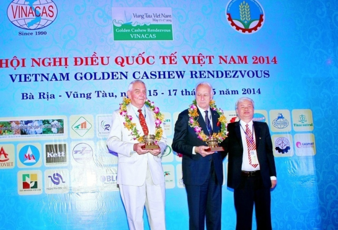 Nguyên Chủ tịch VINACAS Nguyễn Đức Thanh trao tặng Ông Larry Jones (ngoài cùng bên trái) giải thưởng Trống Đồng VINACAS năm 2014: Ảnh: VINACAS.