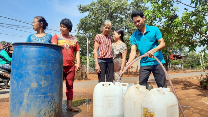 Người dân san sẻ nước sinh hoạt. Ảnh : Trần Trung.