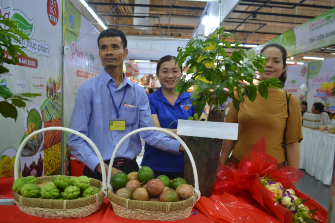 Khách hàng thích thú khi tham quan các loại trái cây nhiệt đới tại phiên chợ. Ảnh: Trần Trung.