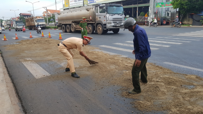Hình ảnh đẹp CSGT Bình Phước cùng người dân quét dọn, xử lý dầu điều tràn ra đường. Ảnh: CTV.