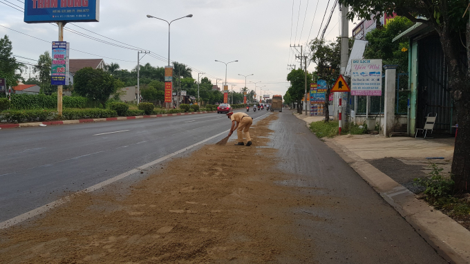 Đoạn đường dài dầu điều đổ ra gây trơn trượt được CSGT Bình Phước hết mình xử lý. Ảnh: CTV.