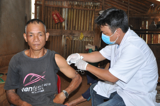 Tổ chức tiêm vắc xin phòng ngừa bạch hầu cho người dân xã Đắk Nhau. Ảnh: CTV.
