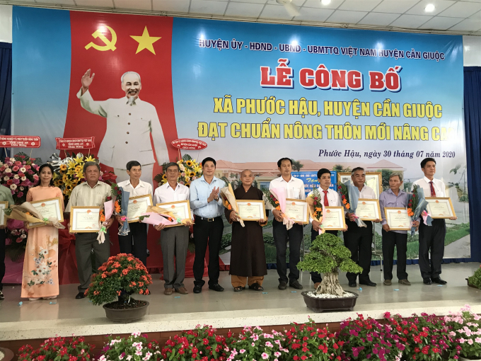 Ông Phạm Văn Bốn trao Bằng khen cho các tập thể và cá nhân có thành tích xuất sắc trong xây dựng NTM nâng cao. Ảnh: PC.