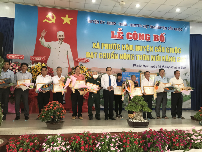 Ông Nguyễn Thanh Truyền trao Giấy khen cho các tập thể và cá nhân có thành tích xuất sắc trong xây dựng NTM nâng cao. Ảnh: PC.