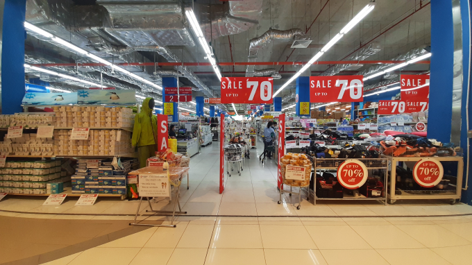 Tại khu vực mua sắm ở tầng trệt, nhiều mặt hàng sale tới 70% nhưng vắng bóng người mua. Ảnh: Trần Trung.
