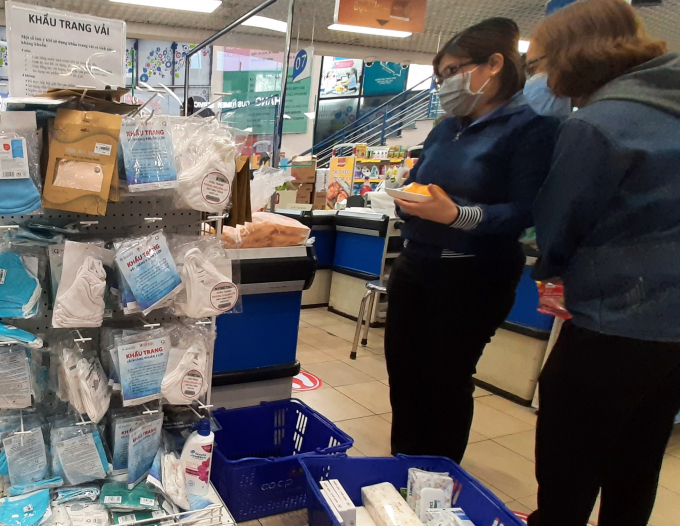 Người dân chọn mua khẩu trang vải tại một siêu thị ở quận 6, TPHCM ngày 31/7. Ảnh: Trần Trung.