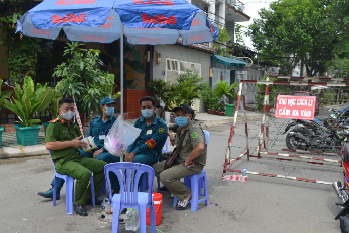 Lực lượng chức năng tiếp tục thực hiện nghiêm việc phong tỏa đường số 10 vào ngày 31/7. Ảnh: Trần Trung.