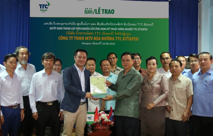 Ông Unlar Xayaxith, Phó Tỉnh Trưởng tỉnh Attapeu trao quyết định thành lập Viện Nghiên cứu Ứng dụng Kỹ thuật Nông nghiệp TTC Attapeu cho ông Nguyễn Minh Tín, Giám đốc TTCA.