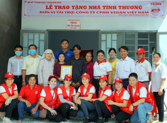 Bà Nguyễn Thị Thu Thủy - Phó giám đốc đối ngoại Công ty CPHH Vedan Việt Nam và gia đình, cùng đại diện các ban ngành đoàn thể huyện Nhơn Trạch trong buổi trao tặng nhà tình thương.