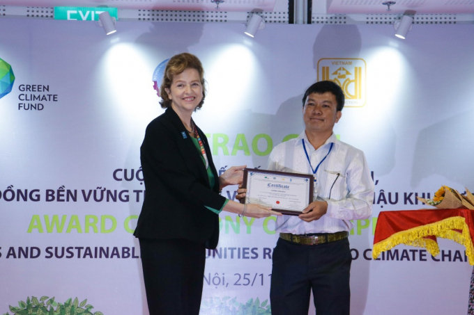Anh Lương Văn Nâu nhận giải khuyến khích Cuộc thi 'Thiết kế nhà ở an toàn - cộng đồng bền vững thích ứng với biến đổi khí hậu khu vực ven biển' năm 2019. Ảnh: Nhân vật cung cấp.