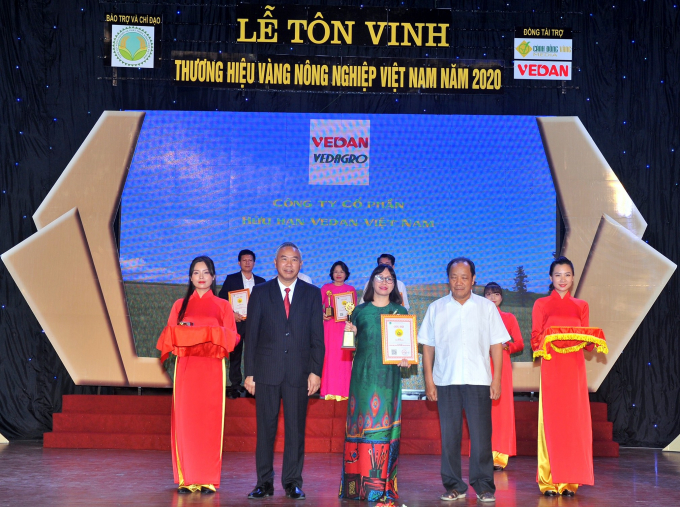 Đại diện Vedan Việt Nam nhận chứng nhận 'Thương hiệu vàng nông nghiệp Việt Nam'. 