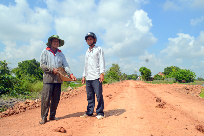 Ông Trương Tấn Lộc (trái) hiến 5.000 m2 đất góp phần hình thành con đường vào ấp Phước Trung. Ảnh: Trần Trung.