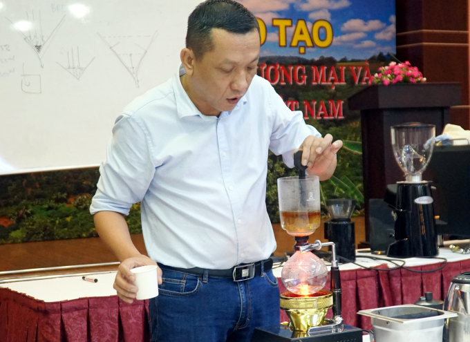 Ông Nguyễn Tấn Vinh, chuyên gia rang xay và pha chế cà phê hướng dẫn cách pha chế cà phê. Ảnh: Nguyễn Thủy.