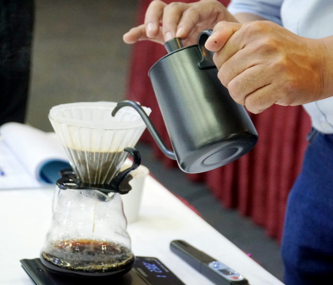 Nhiều kỹ thuật về pha chế cà phê được chia sẻ tại lớp tập huấn. Ảnh: Nguyễn Thủy.