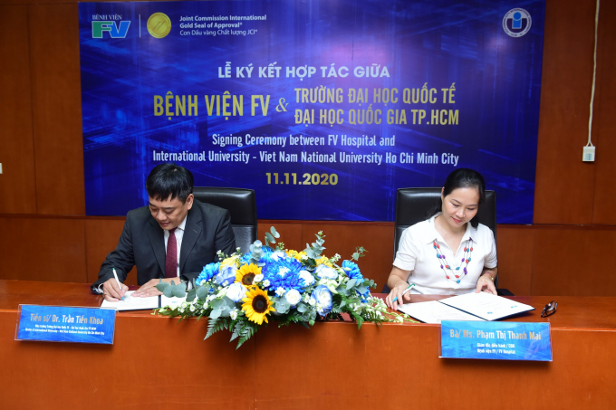 TS Trần Tiến Khoa - Hiệu trưởng trường Đại học Quốc tế và bà Phạm Thị Thanh Mai - Giám đốc điều hành Bệnh viện FV ký kết hợp tác. 