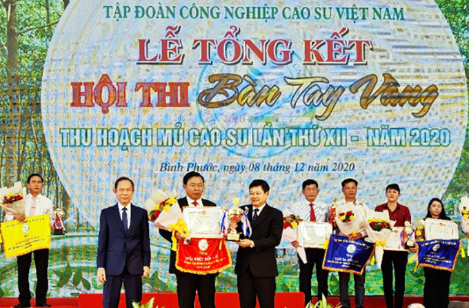 Ông Lê Tiến Vượng - Tổng Giám đốc Công ty cao su Phú Riềng đại diện đơn vị nhận giải nhất toàn đoàn. 