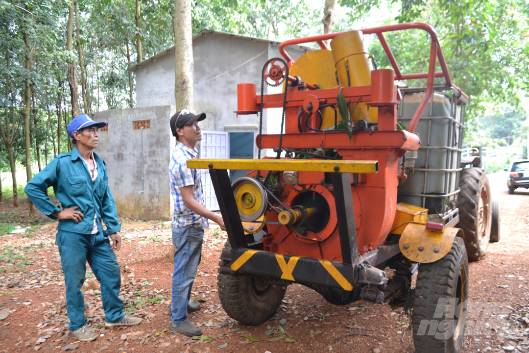 Chiếc máy phun xịt phiên bản hoàn chỉnh do anh Lĩnh sáng chế. Ảnh: Trần Trung.