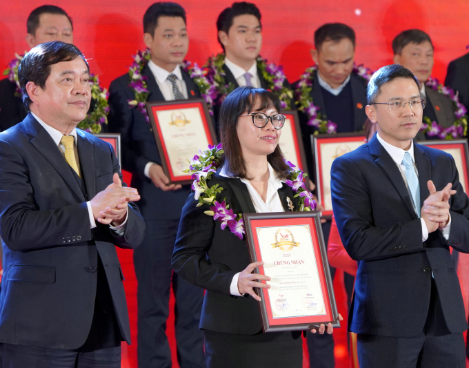 Đại diện Vedan Việt Nam nhận Chứng nhận TOP 500 doanh nghiệp lớn nhất Việt Nam 2020.