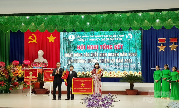Ông Nguyễn Quốc Việt - Tổng Giám đốc Công ty cao su Dầu Tiếng nhận cờ thi đua xuất sắc từ lãnh đạo VRG.