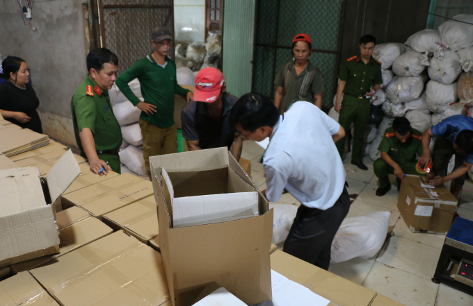 Authorities are detecting local business households selling poor quality cashew nuts in Binh Phuoc Province. Photo: CACC.