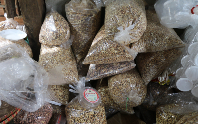 The cashew nut kernels seized at the four households are very poor in quality and sold at very cheap prices in the markets through social network advertisements. Photo: CACC.