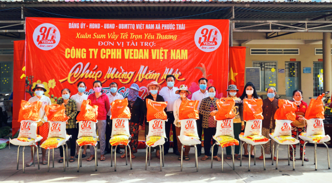 Đại diện Công ty Vedan Việt Nam (áo trắng giữa) cùng đại diện UBND xã Phước Thái, huyện Long Thành, Đồng Nai trao quà Tết cho bà con tại địa phương.