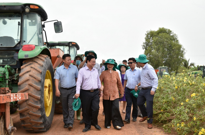 Bộ trưởng động viên và khuyến khích nông dân trồng mía Tây Ninh tiếp tục sản xuất nông nghiệp thật tốt, tận dụng và phát huy hết những lợi thế của tỉnh nhà.