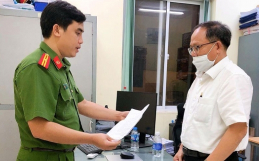 Ông Tất Thành Cang nghe đọc lệnh bắt tạm giam ngày 16/12/2020. Ảnh: Tư liệu.