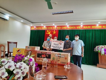 Đại diện Công ty Masan Consumer trao tặng các sản phẩm Công ty cho đại diện UBND huyện Quế Phong, Nghệ An.