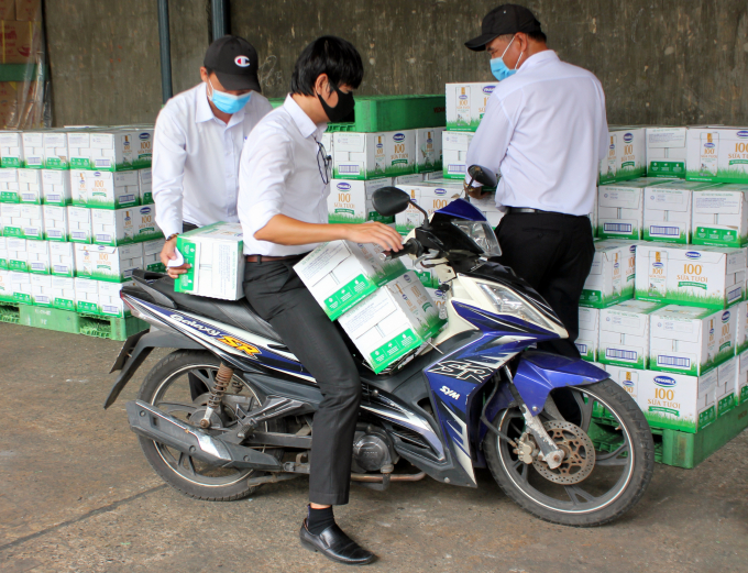 Công Đoàn Công ty Vedan Việt Nam chuẩn bị quà là sữa tươi để gửi tặng các cháu thiếu nhi, nhân ngày 1/6.