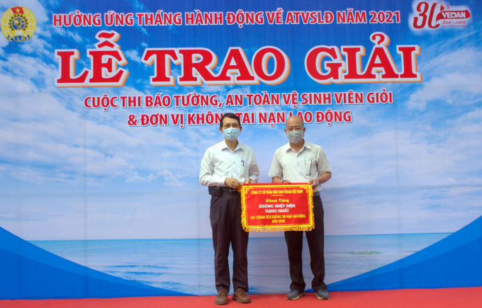Ông Chao Wen Jui - Tổng Xưởng trưởng Vedan Việt Nam trao giải nhất thành tích không tai nạn lao động cho Xưởng Nhiệt điện.