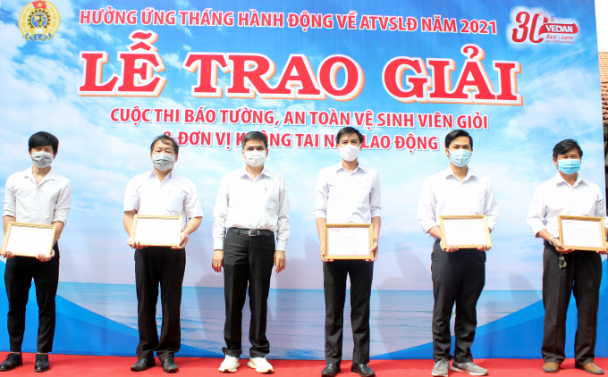 Ông Ko Chung Chih - Phó Tổng Giám đốc Vedan Việt Nam trao giải 'Cuộc thi báo tường, an toàn vệ sinh viên giỏi, đơn vị lao động không tai nạn' năm 2021 cho các đại diện xuất sắc.