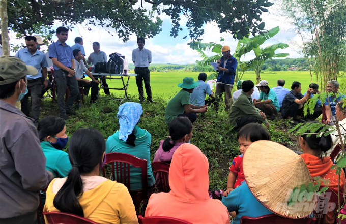 Trung tâm dịch vụ nông nghiệp huyện Bù Đốp tập huấn chuyển giao KH-KT cho người dân trồng lúa tại địa phương. Ảnh: Trần Trung.