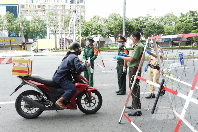 Tại chốt kiểm soát cầu Văn Thánh, P25, Quận Bình Thạnh, một trường hợp người ra đường buộc quay đầu khi giấy tờ ra đường không hợp lệ. Ảnh: Hồng Thủy.