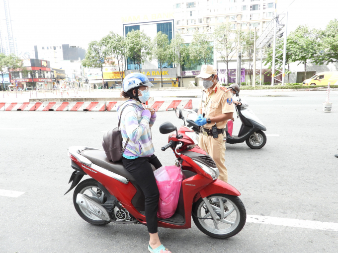 Còn tại Đội CSGT hàng Xanh, thượng uý Trần Văn Nam cho biết, trong sáng 23/8, lượng người tham gia giao thông qua chốt giảm hẳn, khoảng 98% ra đường đều có nhiệm vụ bắt buộc. Chỉ vài trường hợp bị buộc quay về vì lý do ra đường không đúng quy định. Ảnh: Hồng Thủy.