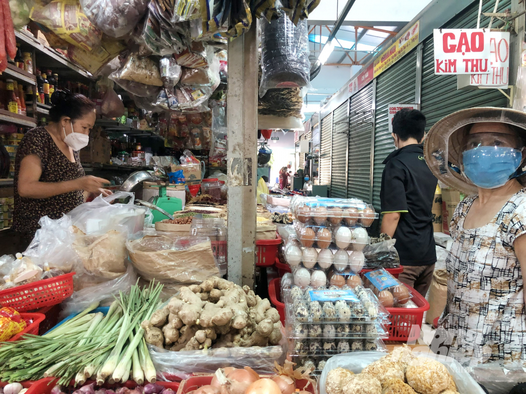 Tiểu thương tại đây phải thực hiện nghiêm yêu cầu của Ban Quản lý chợ.