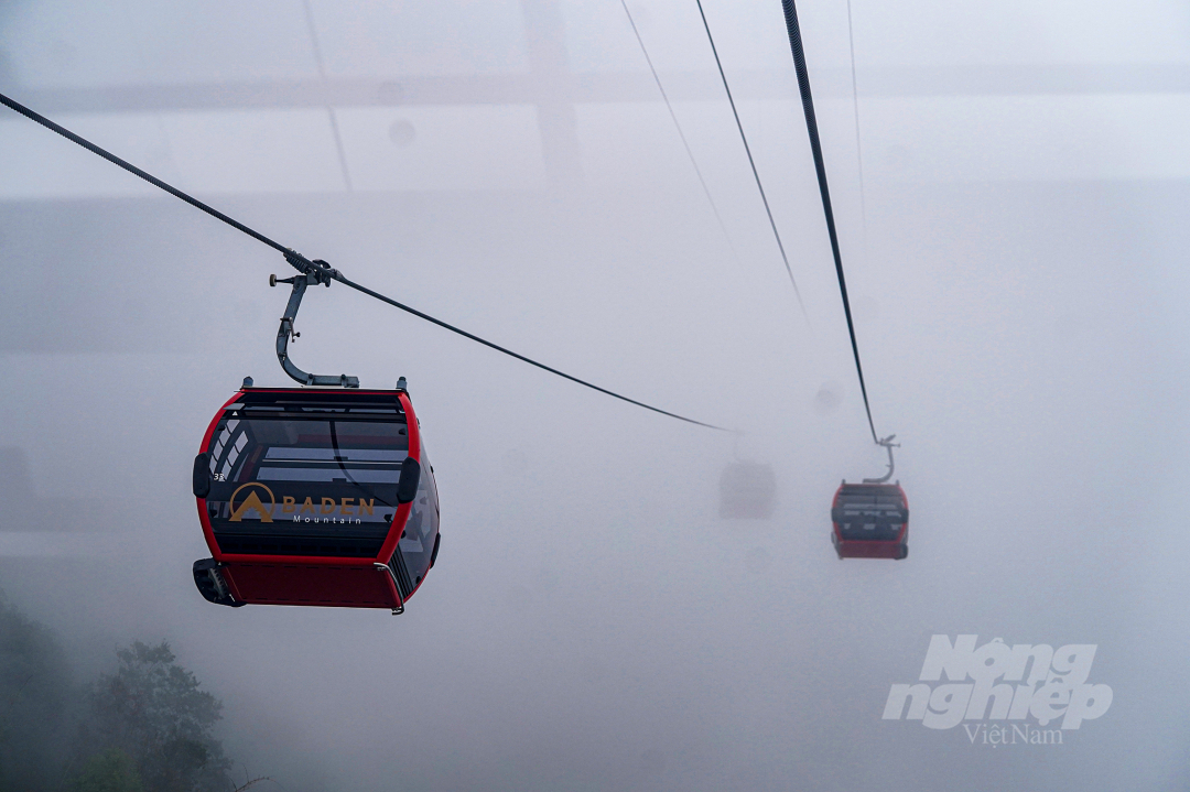Đi vào thời điểm này, nhiều du khách bất ngờ với màn sương mù mang lại cái không khí se lạnh như của Đà Lạt.