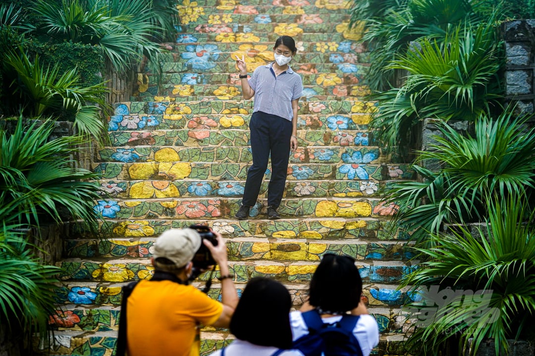 Một đoạn bậc thang được trang trí thu hút các vị khách nữ đến tạo dáng chụp ảnh.